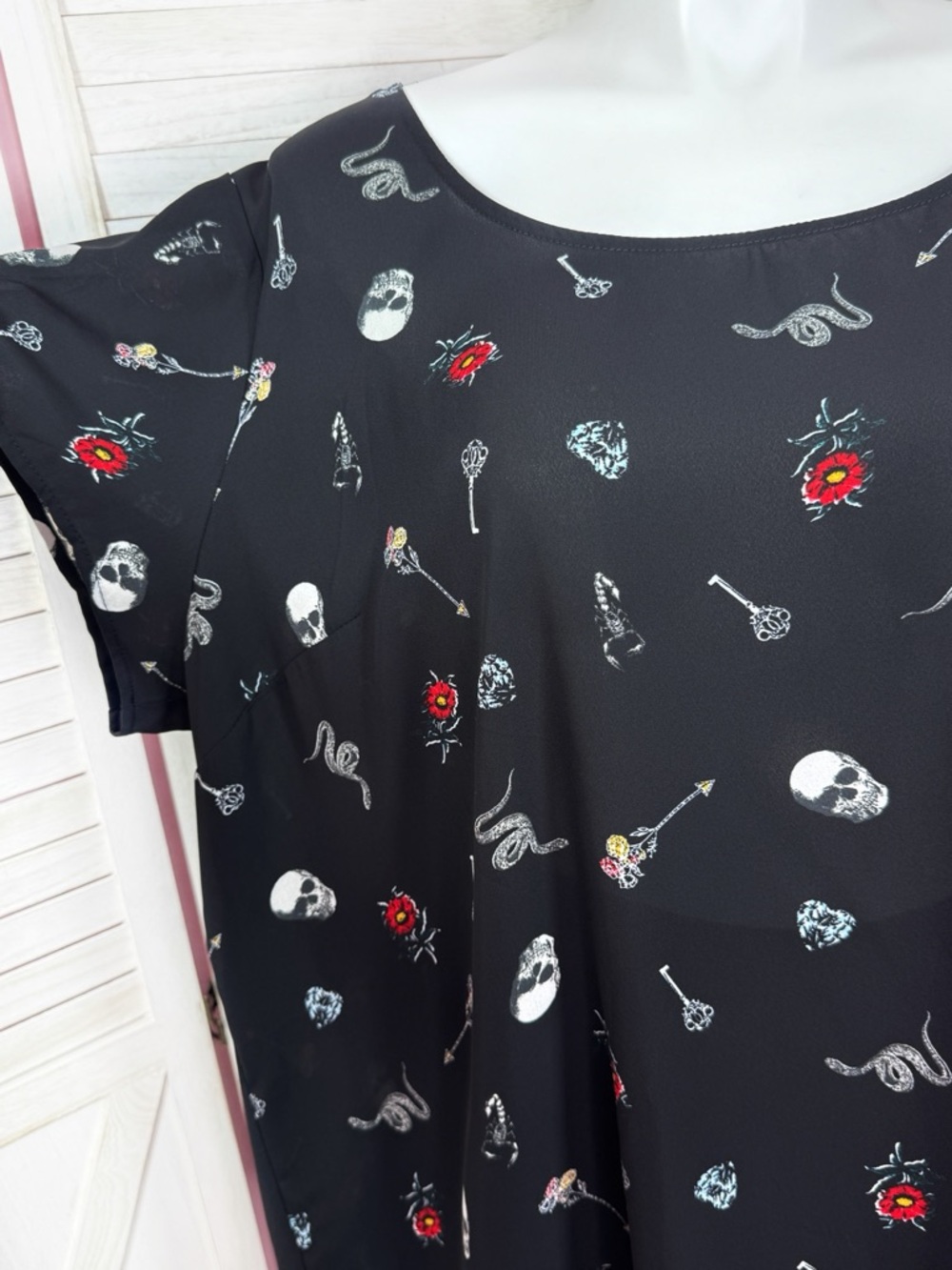 Torrid Gothic Skulls Print Chiffon Button Back Pocket Tee Blouse Black 4X - Picture 6 of 12